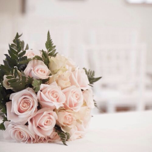 bouquet-of-roses-on-table-at-wedding-683866307-5a8207778023b90037a1f946-1
